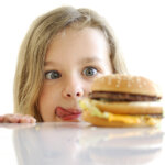 ダイエット中は空腹をガマンせずに食べるべき！？