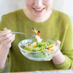 糖質オフが便秘の原因に？腸を整えるダイエット法とは