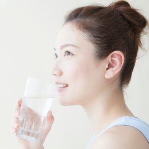 ダイエット中に1日に水を2リットル飲めと言われる理由