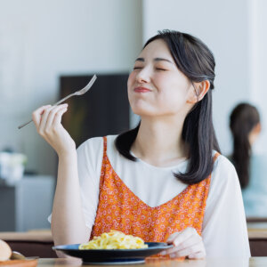 ダイエット中の「食欲の波」はなぜ起こる？我慢では解決できない理由